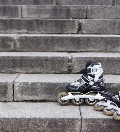 front-view-roller-blades-stairs-with-copy-space (Moyen)